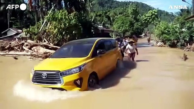 Alluvione in Indonesia, inondazioni e frane sull'isola di Sumatra