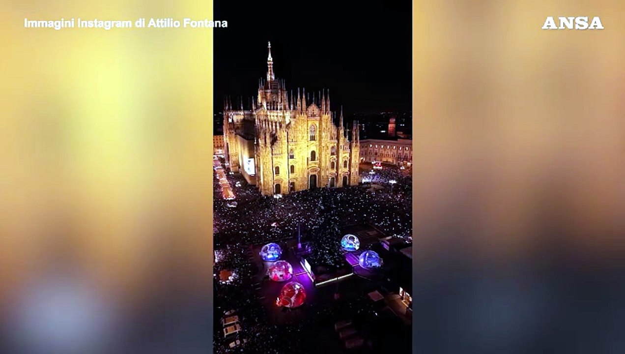 Milano, festa in piazza Duomo per l'accensione dell'albero di Natale