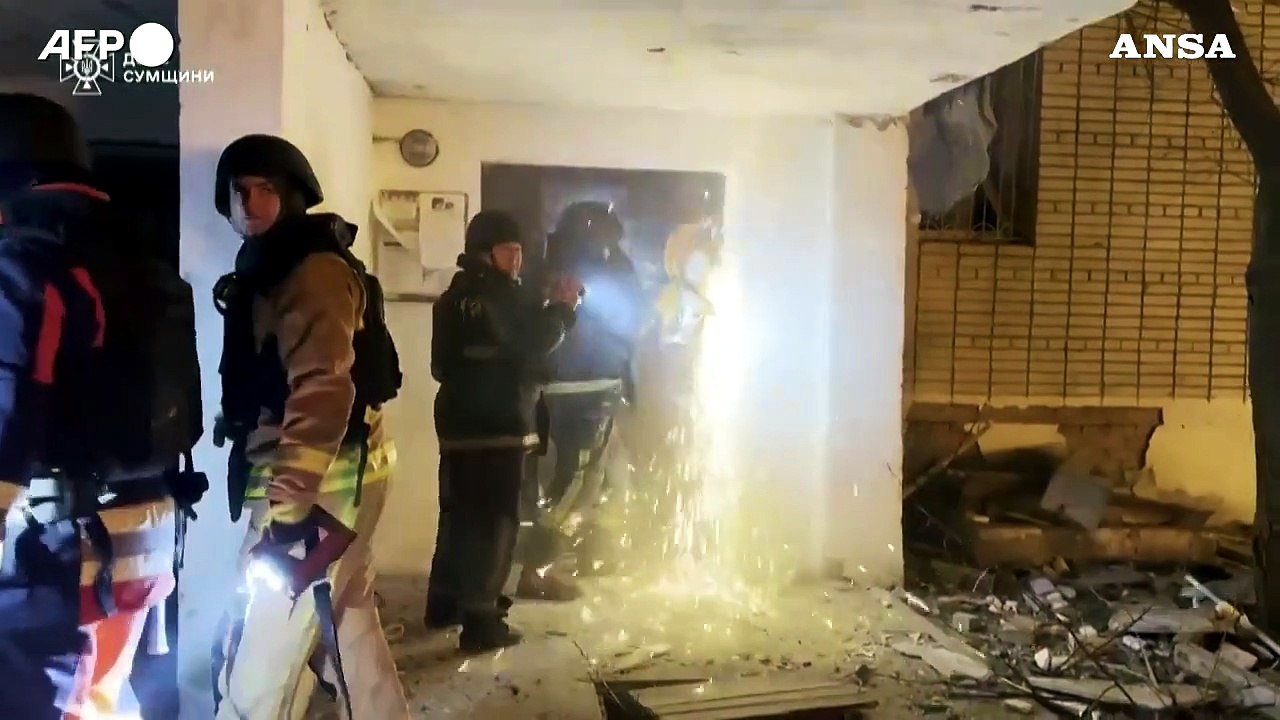 Droni sull'Ucraina, i soccorritori in azione nella regione di Sumy