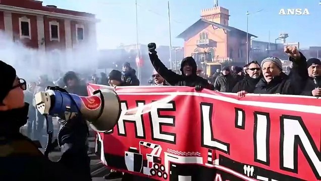 Ex Ilva, il corteo degli operai allo stabilimento di Genova Cornigliano