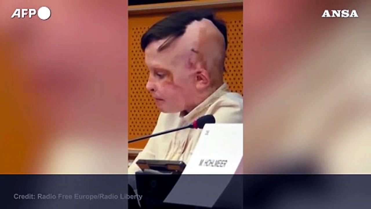 Parlamento europeo, l'interprete piange ascoltando il racconto di un bambino ucraino