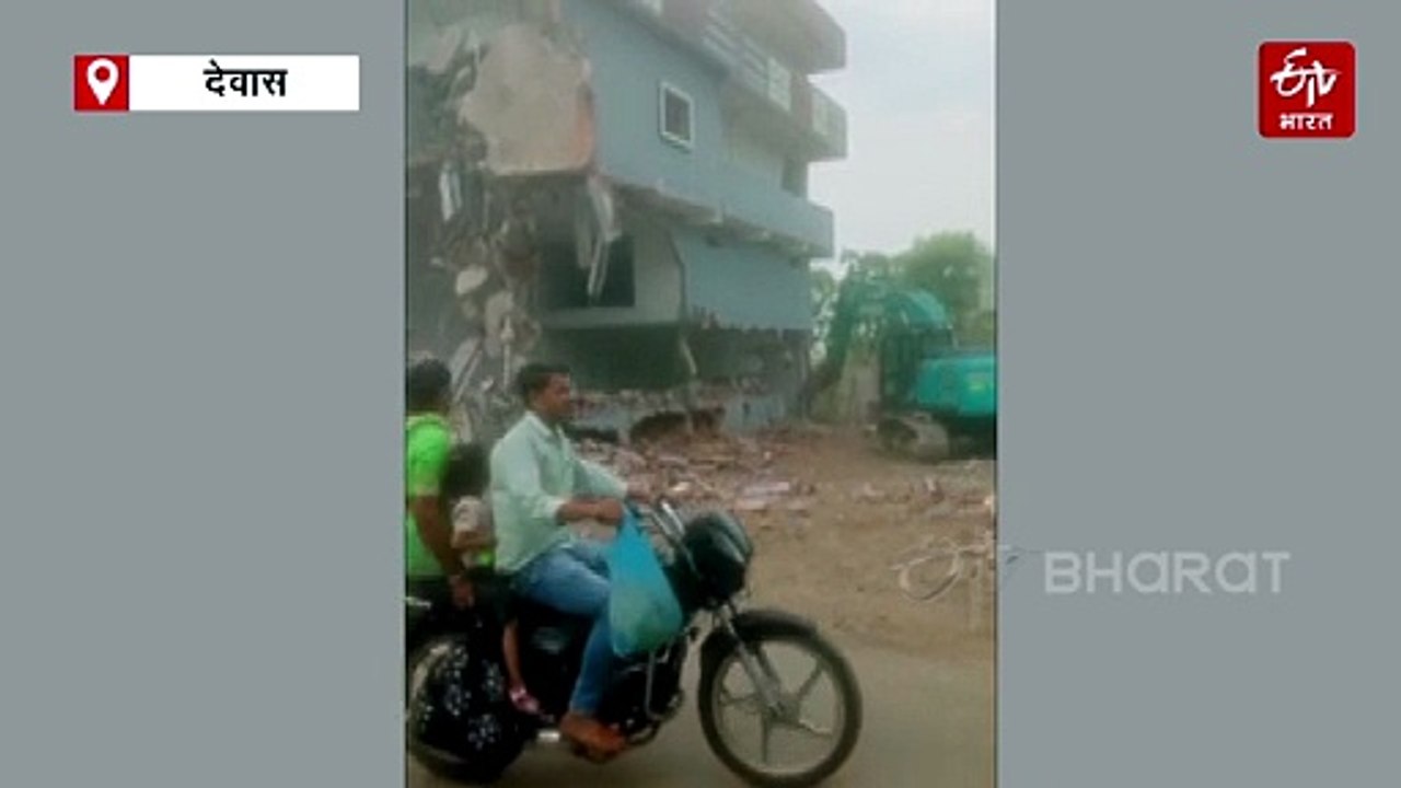चंद सेकंड में पलटा खेल, जैसे चली पोकलेन, मशीन पर गिरा मकान, 2 घंटे फंसा रहा चालक