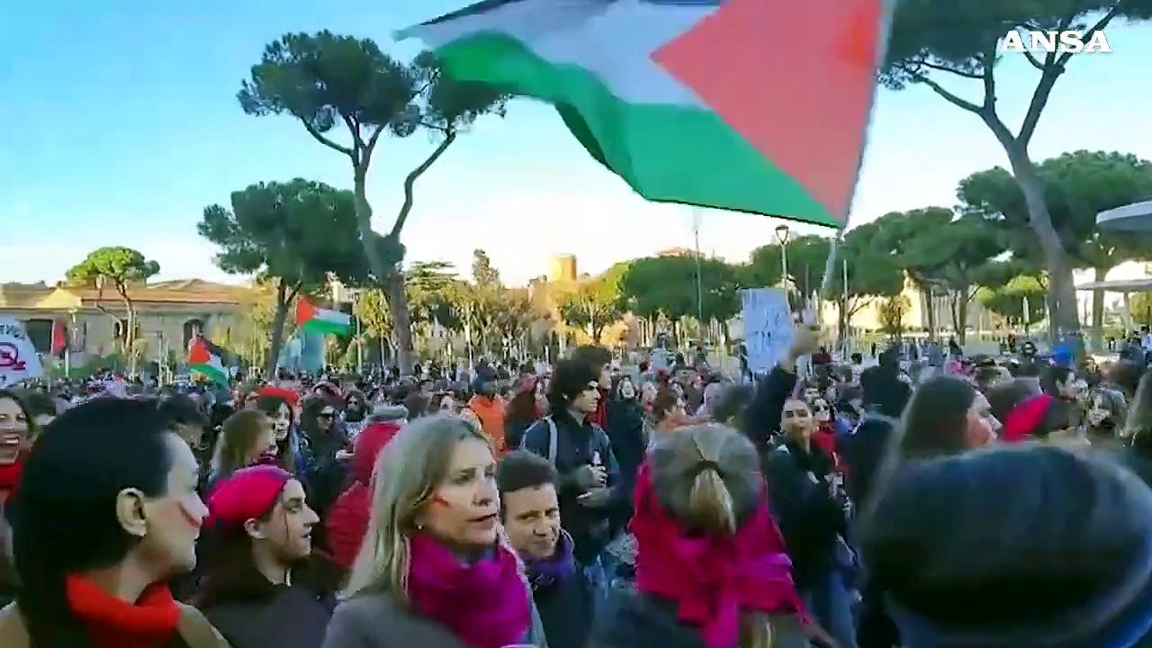 Roma, corteo contro la violenza di genere: "Sabotiamo guerre e patriarcato"