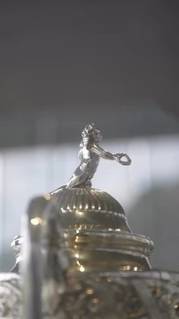 Tu peux y aller même si tu n’es pas Lensois. :)Après cette victoire historique en Coupe de France du @rclens ❤️💛, tu peux admirer la Vieille Dame pour la première fois au Louvre Lens.#louvre #lens #pasdecalais #hautsdefrance #nablezon