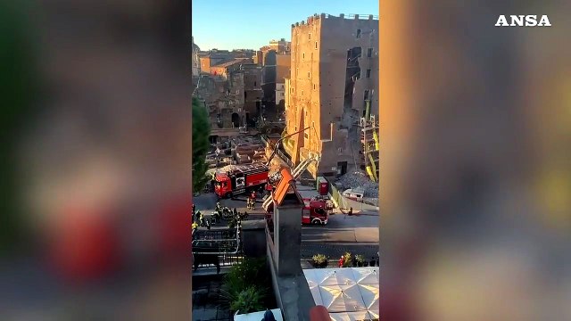 Crollo ai Fori, i Vigili del fuoco estraggono i detriti