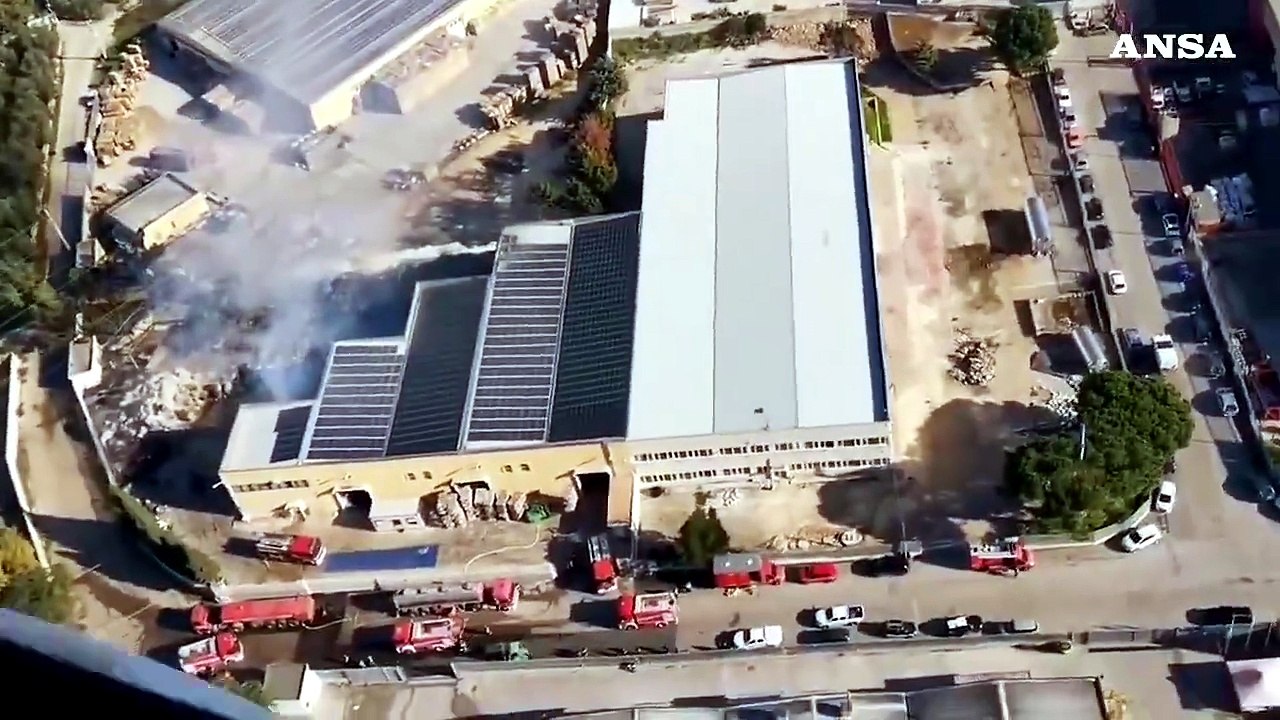 Incendio in un'azienda di stoccaggio di rifiuti nel Barese