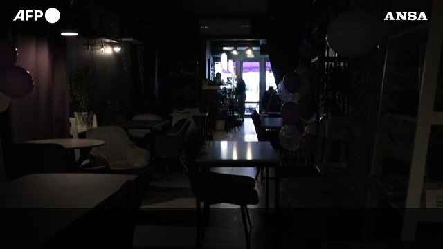 Ucraina al buio, aziende e commercianti di Kiev sopravvivono ai blackout
