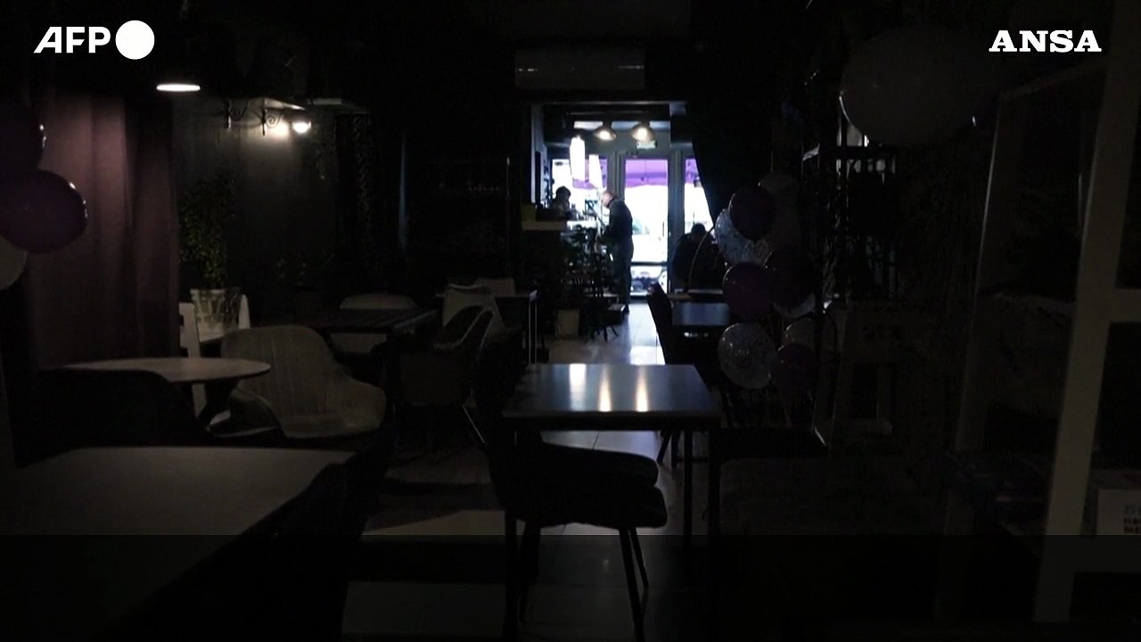 Ucraina al buio, aziende e commercianti di Kiev "sopravvivono" ai blackout