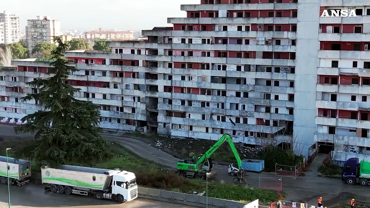 E' iniziata la demolizione della Vela Rossa a Scampia, le immagini dal drone