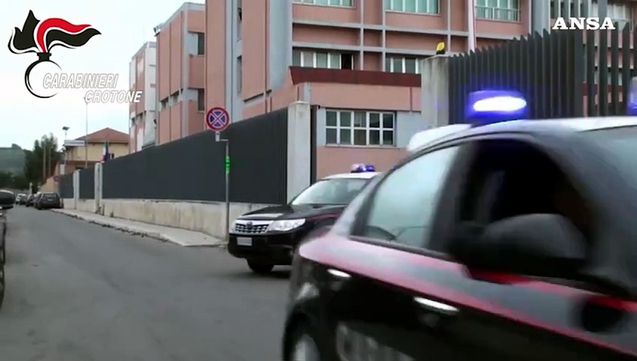 Crotone, ex dirigente scolastica ai domiciliari per corruzione e truffa