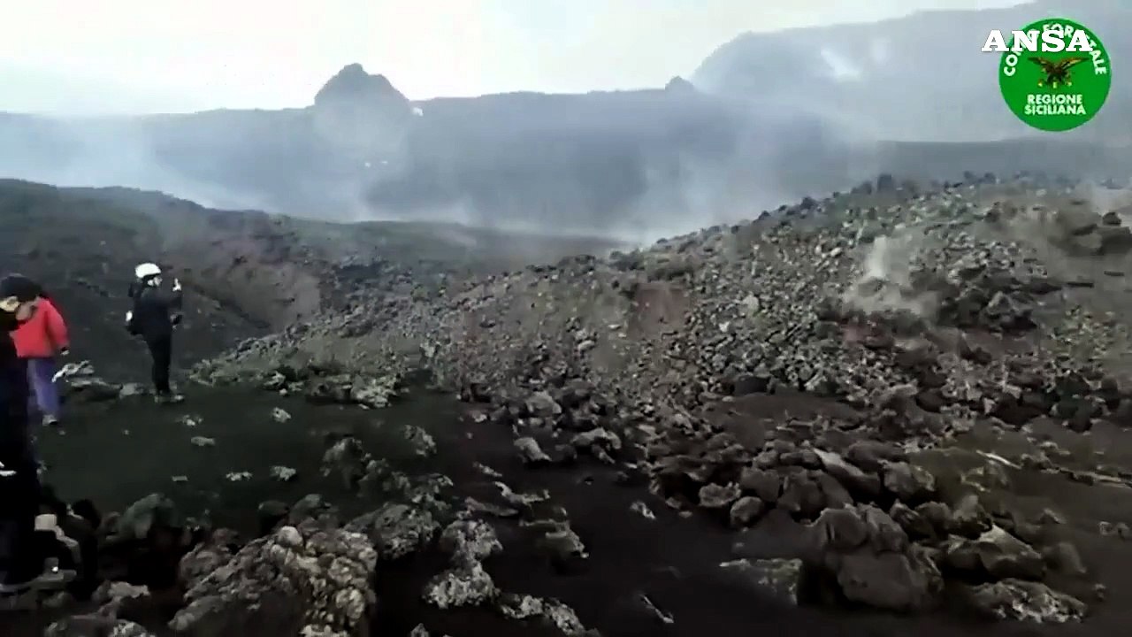 Etna, la colata lavica avanza fino a quota 1.420 metri