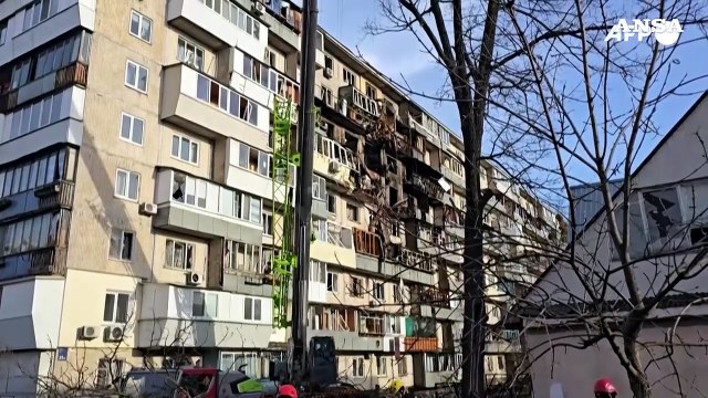 Ucraina, altro attacco russo a Kiev durante la notte: almeno 4 morti