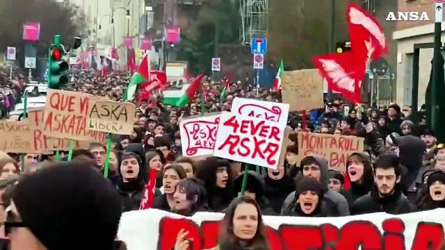 Scontri tra manifestanti e forze dell'ordine al corteo Askatasuna a Torino