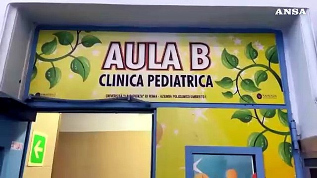 Sorpresa per i piccoli pazienti ricoverati in Oncologia, i poliziotti si calano dal tetto per portare doni