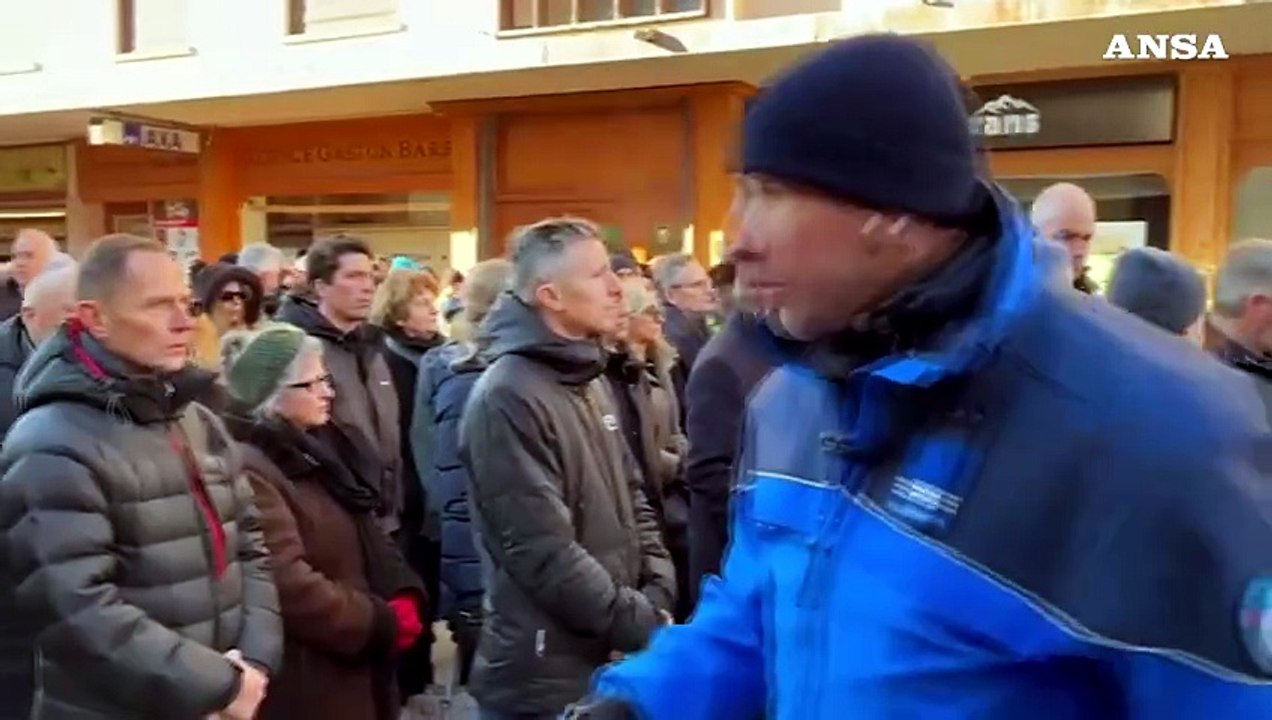 Applausi per i soccorritori dell'incendio di Crans-Montana