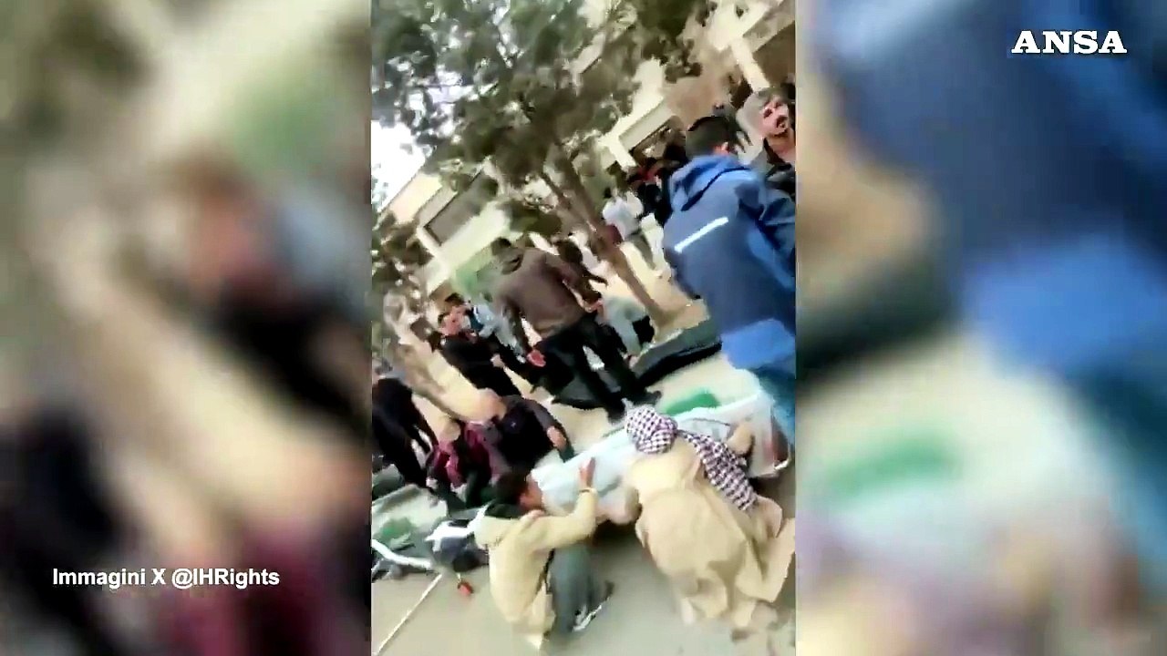 La repressione in Iran, cadaveri fuori dal Centro di diagnostica forense di Kahrizak