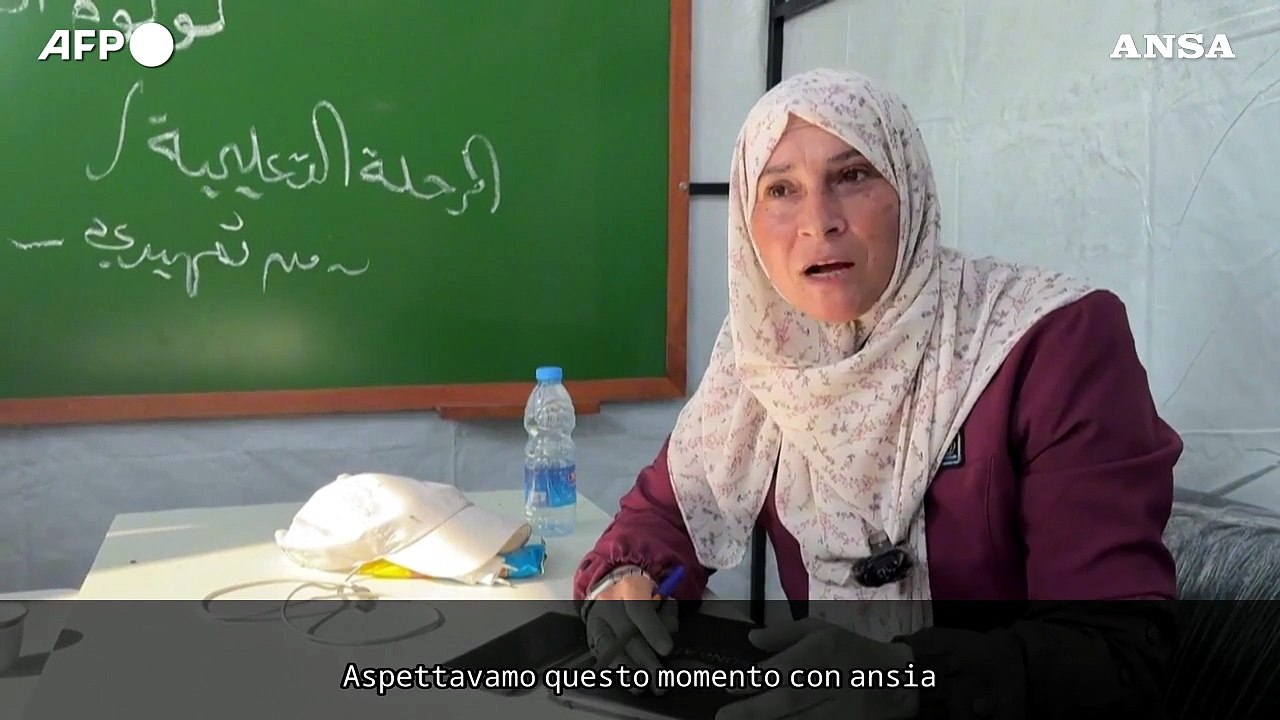 A Gaza i bambini palestinesi tornano a scuola, lezioni in un'aula improvvisata nel cortile