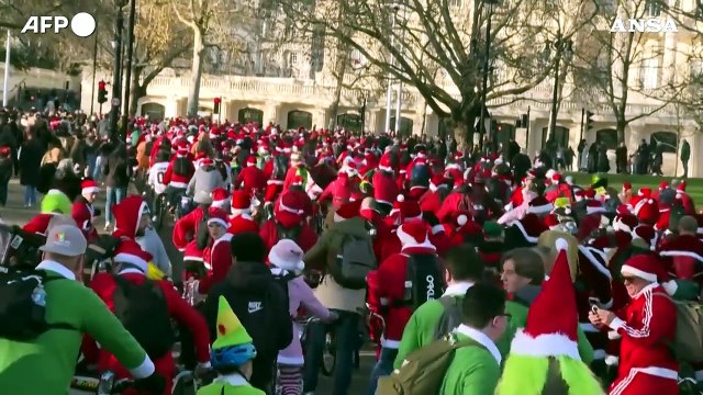 Centinaia di ciclisti vestiti da Babbo Natale invadono il centro di Londra