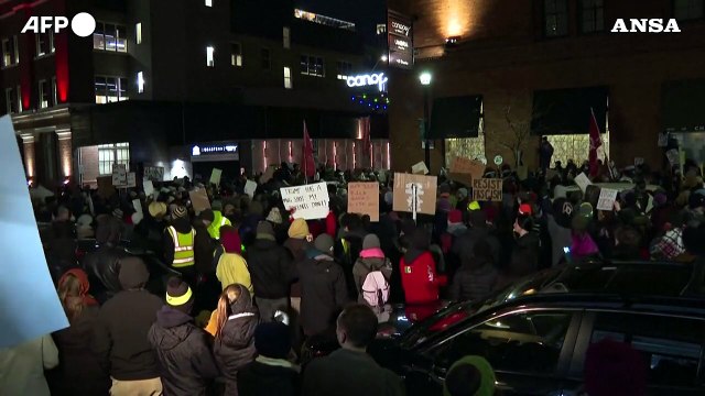 Ancora proteste per la donna uccisa a Minneapolis, i manifestanti davanti all'hotel che ospita agenti federali