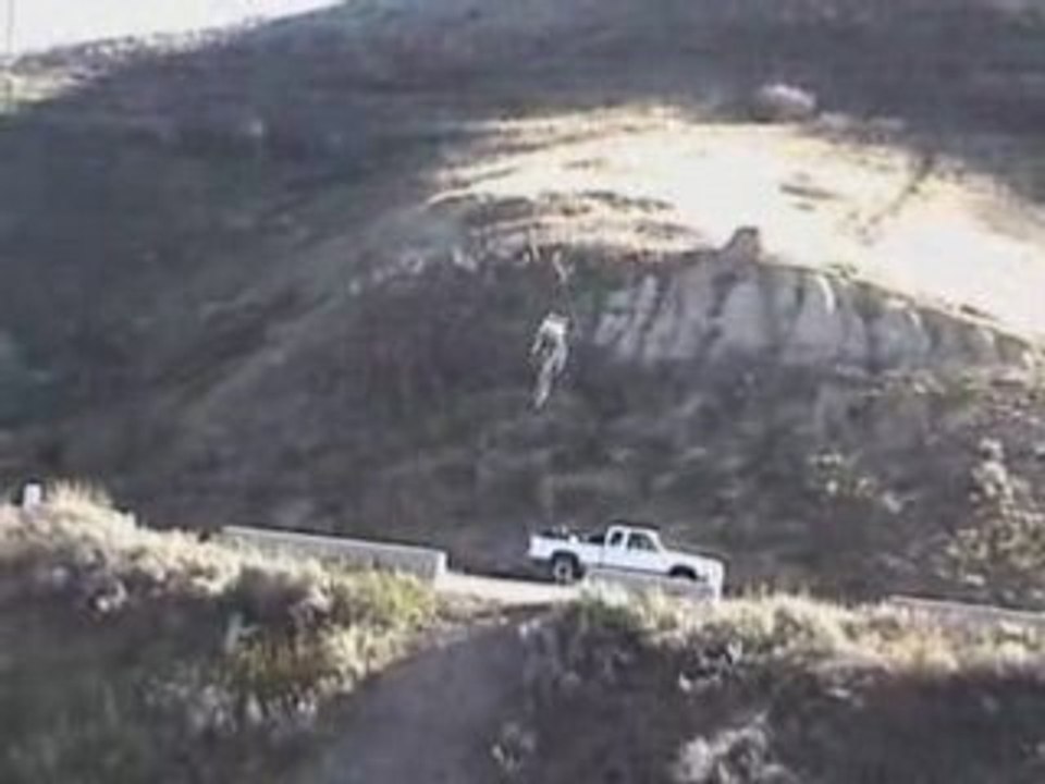Régis fait un saut en VTT