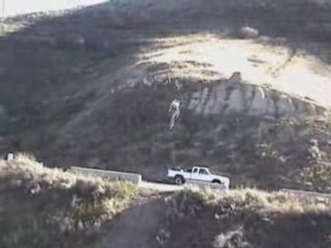 Régis fait un saut en VTT