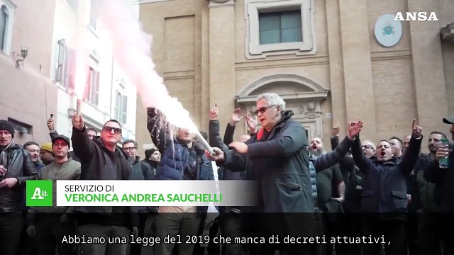 Tassisti in protesta a Montecitorio: Piattaforme incontrollate danneggiano anche gli utenti