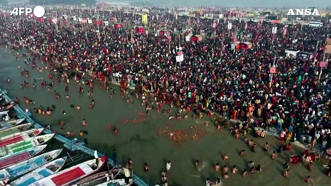 Magh Mela, bagno ritiuale per migliaia di induisti nelle acque sacre