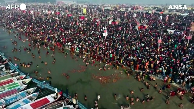 Magh Mela, bagno ritiuale per migliaia di induisti nelle acque sacre
