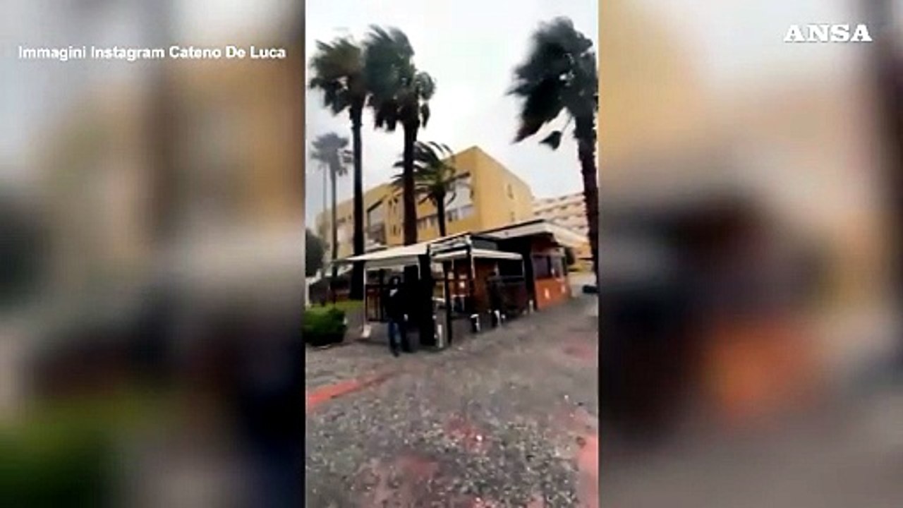 Maltempo nel Messinese, semi-travolti da un'onda in diretta Fb