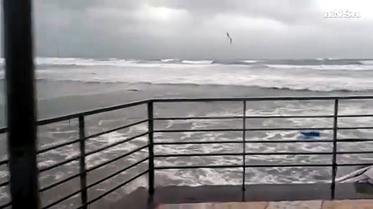 Maltempo in Sardegna, mareggiata sulla spiaggia del Poetto. Chiuso parte del lungomare a Cagliari
