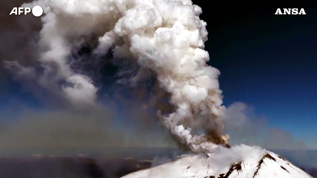 Etna, lo spettacolo dall'alto dell'attivita' vulcanica fra la neve