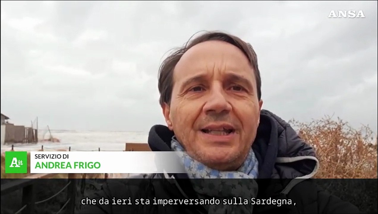 Mareggiata lungo il litorale del Poetto, a Cagliari