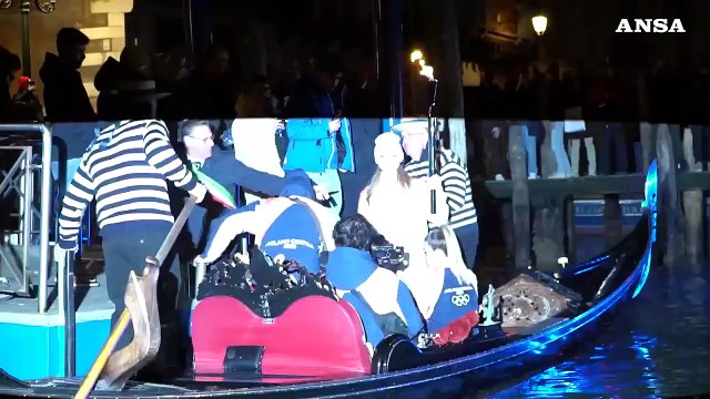 Milano Cortina, fiaccola olimpica a Venezia: festa sul Canal Grande