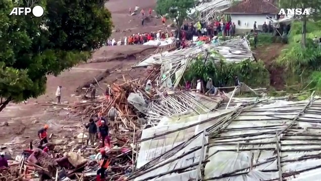 Frana in Indonesia, almeno otto morti e ottanta dispersi