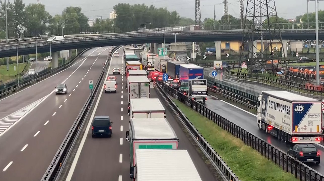 Il rientro dei vacanzieri e i Tir di nuovo in marcia: lunghe code verso il Brennero