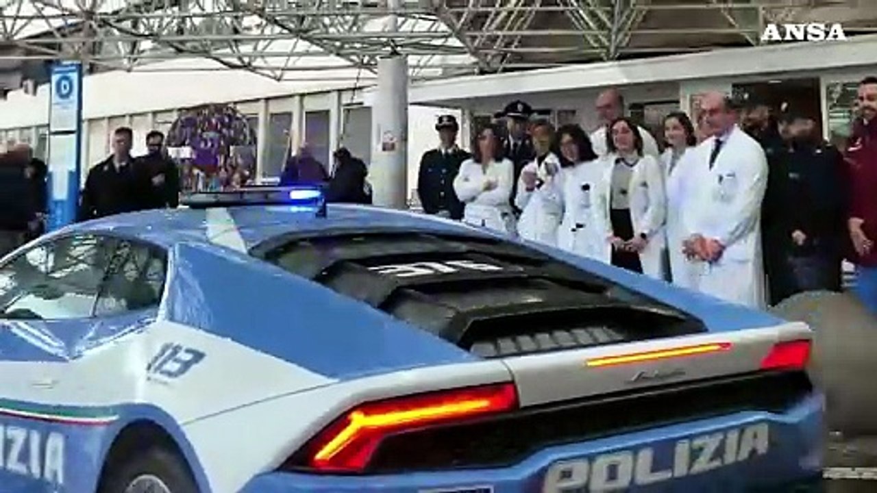 Roma, la Befana della Polizia "atterra" al Gemelli