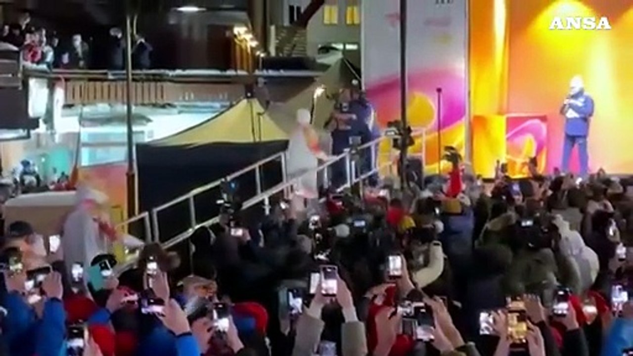 Milano Cortina, la fiamma di nuovo a "casa" a 70 anni dai Giochi del '56