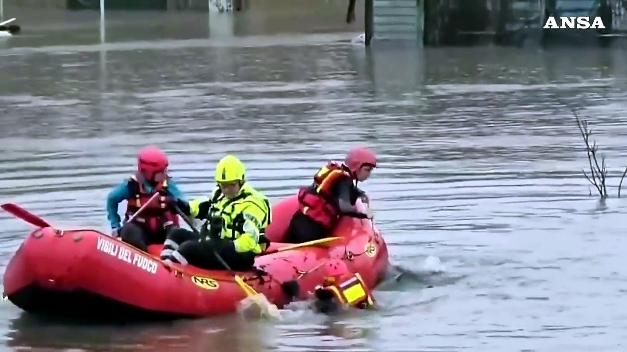 Esonda a Roma il fiume Aniene, i vigili del fuoco mettono in sicurezza gli animali