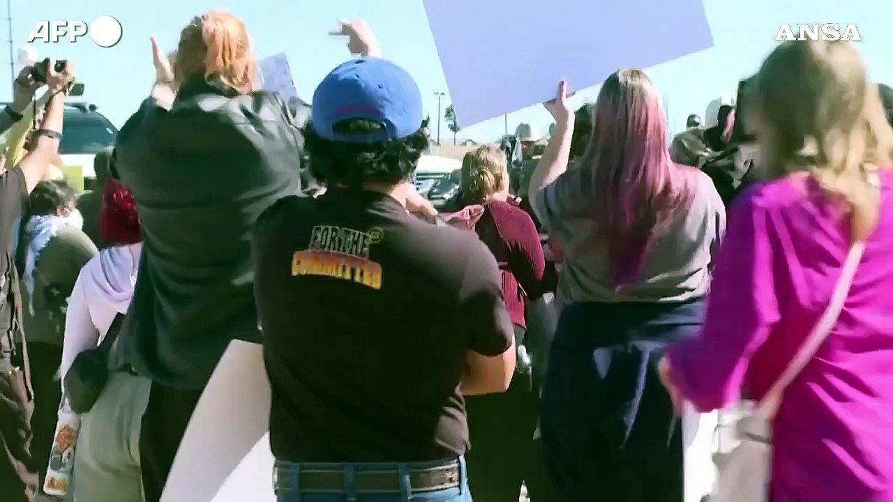 Manifestanti in Texas contro la detenzione di un bimbo di 5 anni e suo padre