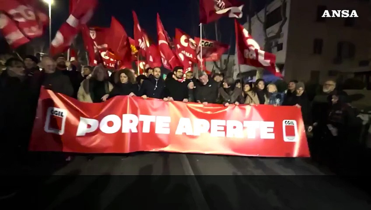 A Roma riapre la sede della Cgil di Primavalle dopo gli spari, al corteo anche Landini