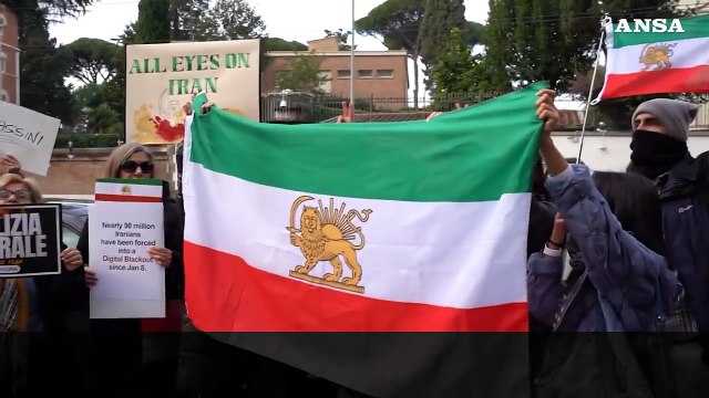 Roma, la protesta della comunita' iraniana davanti all'ambasciata