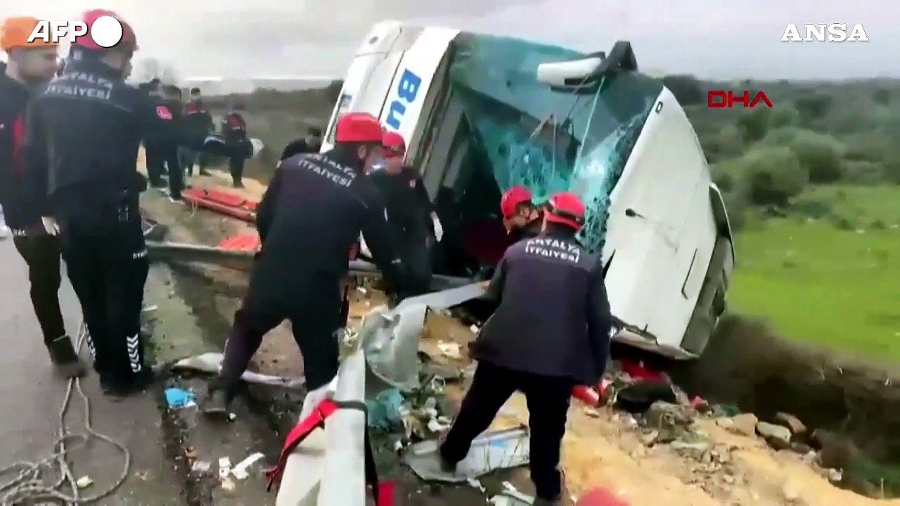 Turchia, pullman fuori strada presso Antalya: otto morti e 26 feriti