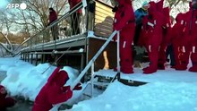 Bizzarrie invernali a Mosca, relax nelle acque ghiacciate della Moscova