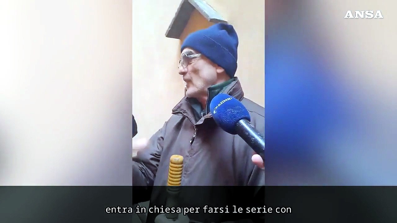 L'assalto dei curiosi all'affresco con il volto di Meloni: "Troppi selfie"