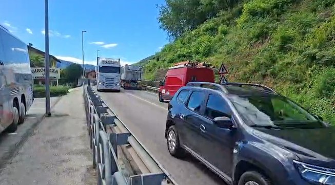Valsugana chiusa per sfalcio, traffico deviato lungo i laghi: si procede a passo d'uomo
