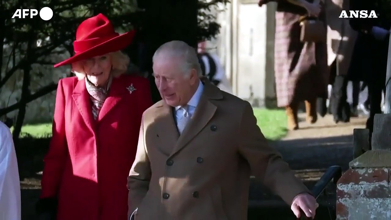Regno Unito, i saluti della Royal Family dopo la messa di Natale