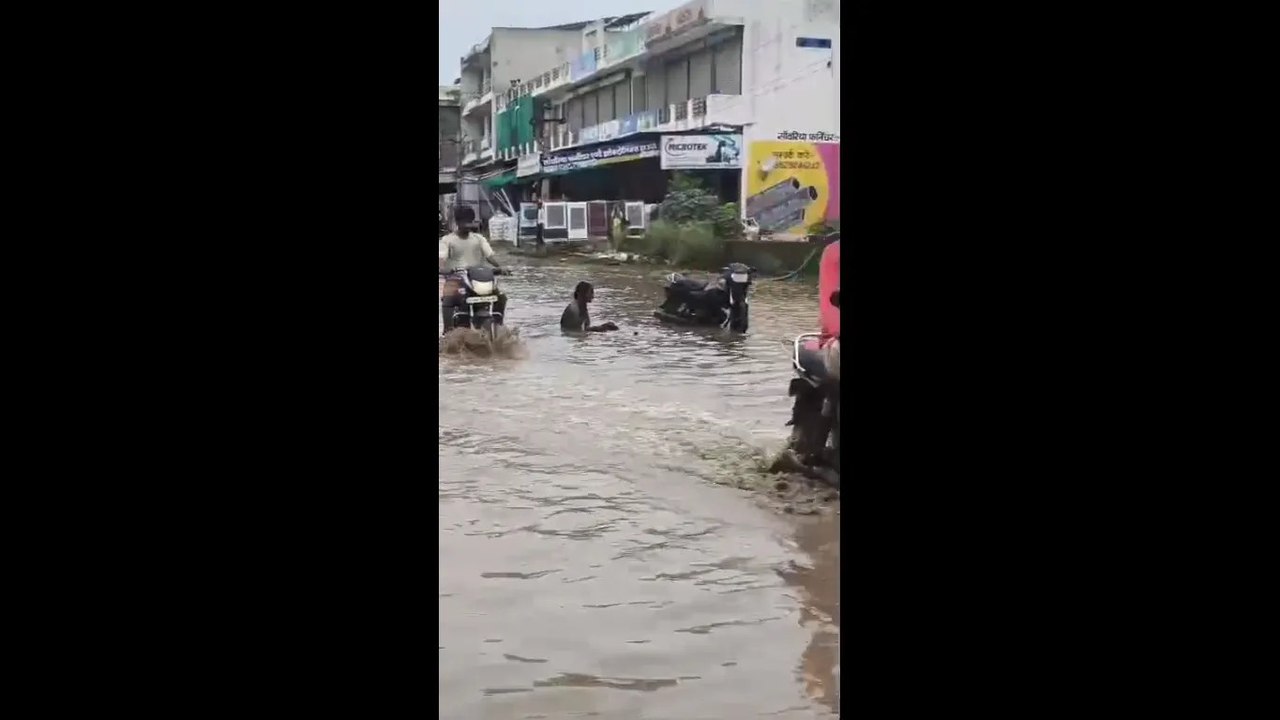 अलवर-कोटपूतली मुख्य सड़क पर भरा 2 फीट पानी