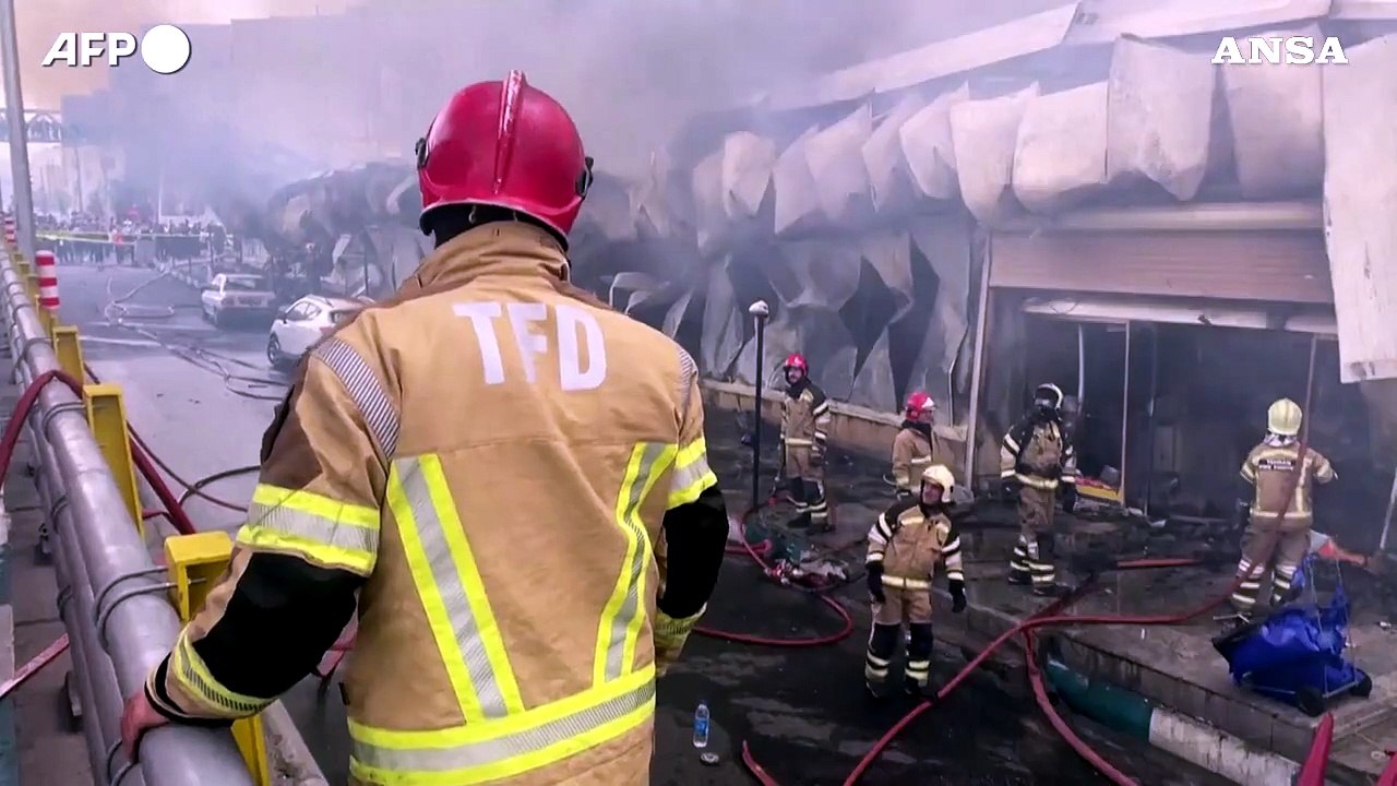 Incendio in un bazar, una nube di fumo nero avvolge Teheran