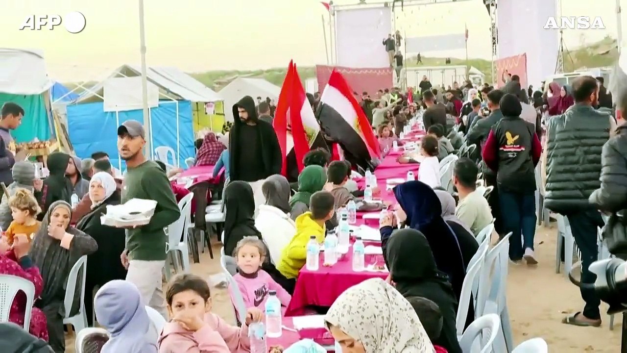 Ramadan a Gaza, gli sfollati spezzano il digiuno tra le tende