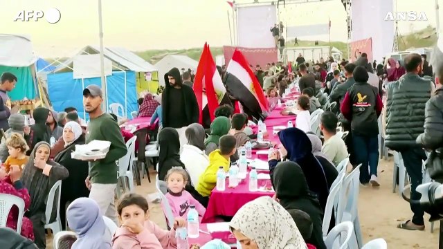 Ramadan a Gaza, gli sfollati spezzano il digiuno tra le tende